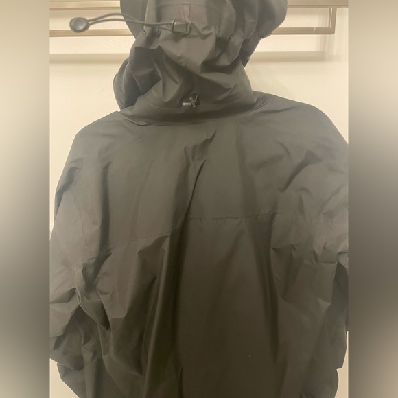 Like new Arc’teryx Men’s Beta Jacket - Picture 4 of 8